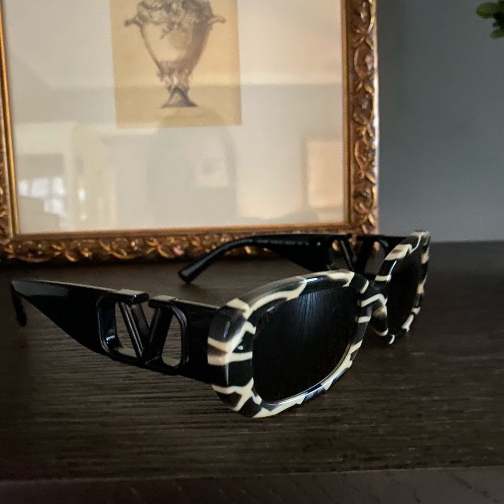 🎊🎊🎊Valentino Sunglasses